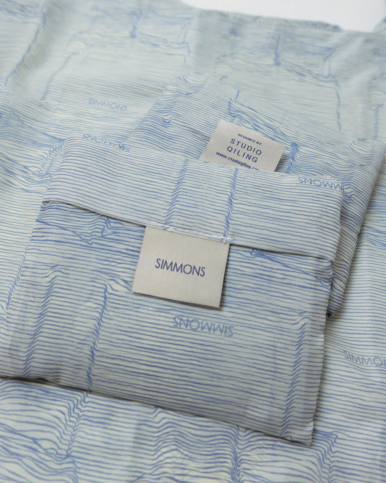  Customised recycled polyester foldable shopping bag with bespoke line-art print, eco corporate gift by Studio Qiling for Simmons Bedding